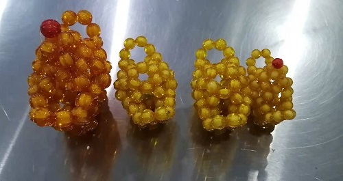 12月1日，新的一月，把純手工拿回家做，靈活就業(yè)創(chuàng)業(yè)，手工之家以誠待人、以真為本，圖為勵志珠珠繡串珠手工產(chǎn)品剪影