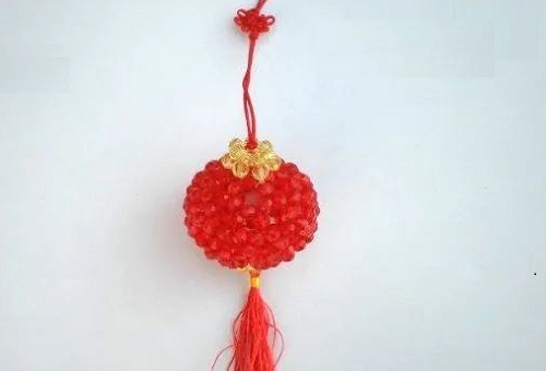 1月14日，在家手工掙錢，居家靈活就業(yè)好副業(yè)，手工之家的手工項(xiàng)目，銷售和原加工是什么關(guān)系，圖為勵(lì)志珠珠繡串珠手工產(chǎn)品剪影