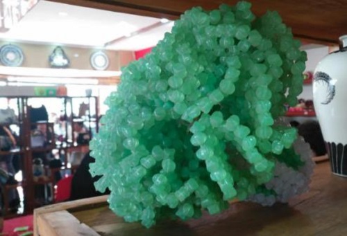 2月2日，想接正規(guī)廠家的手工項(xiàng)目，帶回家做的手工，手工之家團(tuán)隊(duì)包括大家每一個(gè)人，圖為勵(lì)志珠珠繡串珠手工產(chǎn)品剪影
