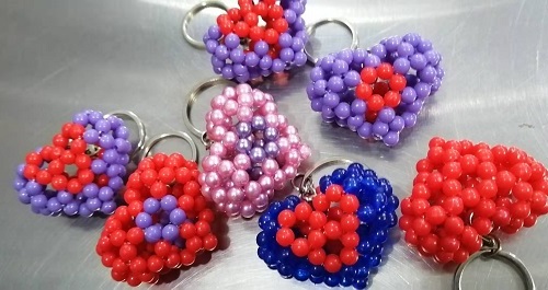2月12日，在家兼職手工，帶回家做的手工項(xiàng)目，十多年的老手工平臺(tái)，手工之家有夢(mèng)、有愛(ài)、有笑，圖為勵(lì)志珠珠繡串珠手工產(chǎn)品剪影
