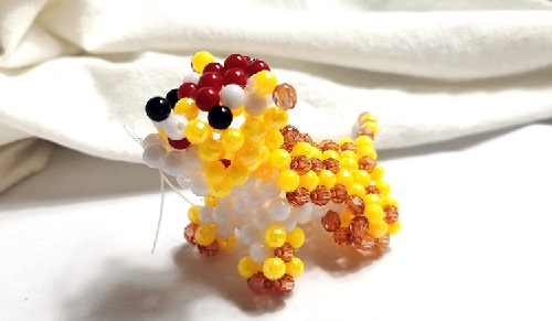 2月14日，正規(guī)手工項(xiàng)目，靈活就業(yè)好選擇，手工之家的純手工，加工和銷售都好做，因?yàn)楫a(chǎn)品讓人喜歡，圖為勵志珠珠繡串珠手工產(chǎn)品剪影