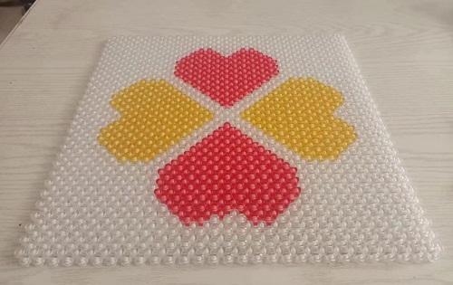 2月24日，帶回家做的手工項目，靈活就業(yè)串珠手工，手工之家對合作人員始終是以誠相待，圖為勵志珠珠繡串珠手工產(chǎn)品剪影