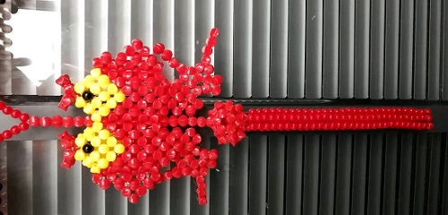2月26日，靠譜的手工加工項目，在家做串珠手工掙錢，在手工之家，就知道了居家靈活就業(yè)的幸福，圖為勵志珠珠繡串珠手工產(chǎn)品剪影