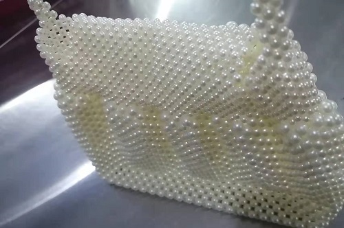 3月2日，拿回家做的手工副業(yè)，在家做手工掙錢，在手工之家做好手工項(xiàng)目需要注意的問(wèn)題，圖為勵(lì)志珠珠繡串珠手工產(chǎn)品剪影