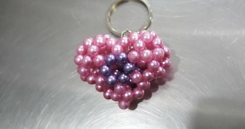 3月7日，在家做手工副業(yè)掙錢，想接正規(guī)廠家的手工項目，嚴把質(zhì)量關(guān)，對大家和手工之家要求一致，圖為勵志珠珠繡串珠手工產(chǎn)品剪影
