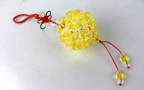 3月20日，穩(wěn)定可靠的手工副業(yè)，靈活就業(yè)做手工掙錢，在手工之家如何辦理合作，圖為勵志珠珠繡串珠手工產(chǎn)品剪影