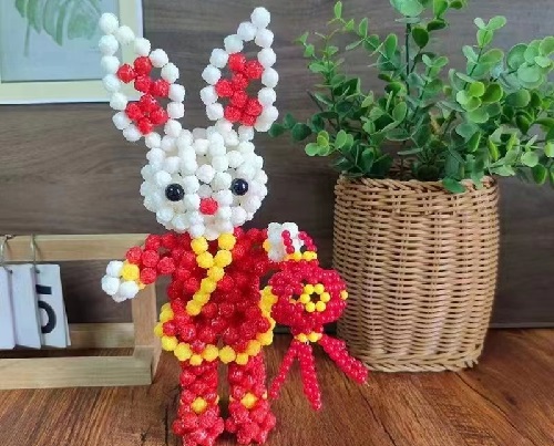 3月23日，居家靈活就業(yè)副業(yè)，在家做手工掙錢，付出可以有更好的收獲，在手工之家如何做到，圖為勵(lì)志珠珠繡串珠手工產(chǎn)品剪影
