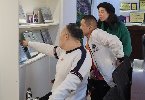 攜手搭舞臺，手工助就業(yè) —— 記長沙市溫馨助殘公益服務中心領導蒞臨手工之家
