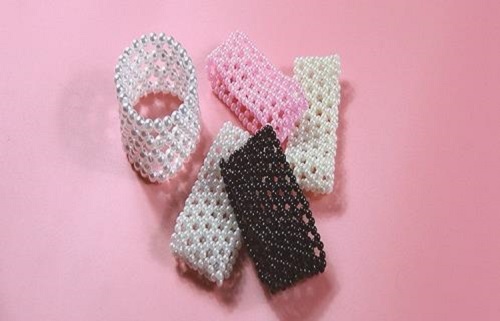 4月1日，在家做手工副業(yè)掙錢，拿回家做的手工項(xiàng)目，在手工之家，這里的手工項(xiàng)目收入有哪些部分，圖為勵(lì)志珠珠繡串珠手工產(chǎn)品剪影