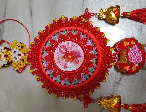 4月3日，手工加工回收項目，居家靈活就業(yè)創(chuàng)業(yè)好副業(yè)，手工之家的服務好是指哪些方面，圖為勵志珠珠繡串珠手工產(chǎn)品剪影