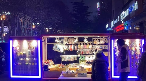 全球都有的地攤行業(yè)，是不可缺少的——— 記手工之家的移動潮品店為代表的地攤經濟新發(fā)展
