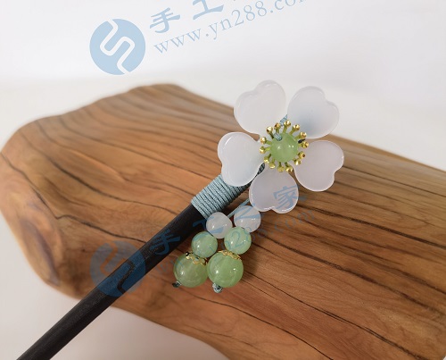 4月18日，想接正規(guī)廠(chǎng)家的手工項(xiàng)目，在家通過(guò)手工靈活就業(yè)，在手工之家如何咨詢(xún)、如何申請(qǐng)合作，圖為勵(lì)志珠珠繡串珠手工產(chǎn)品剪影