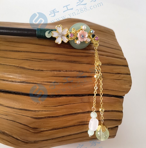4月18日，想接正規(guī)廠(chǎng)家的手工項(xiàng)目，在家通過(guò)手工靈活就業(yè)，在手工之家如何咨詢(xún)、如何申請(qǐng)合作，圖為勵(lì)志珠珠繡串珠手工產(chǎn)品剪影