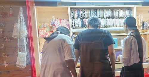 移動(dòng)潮品店，手工之家始終堅(jiān)持以消費(fèi)者和市場(chǎng)的需求為本