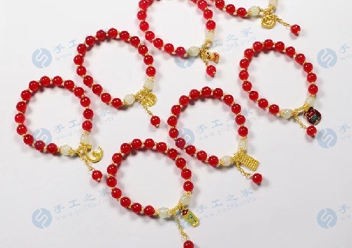 4月25日，在家做兼職的正規(guī)平臺，與家人一起做的靈活就業(yè)掙錢的副業(yè)，在手工之家產(chǎn)品為什么選擇多，圖為勵志珠珠繡串珠手工產(chǎn)品剪影