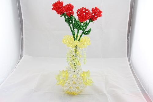4月27日，在家里做什么可以掙錢又不用多投資，純手工項(xiàng)目受歡迎，手工之家的珠繡串珠項(xiàng)目好做在哪里，圖為勵(lì)志珠珠繡串珠手工產(chǎn)品剪影
