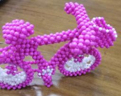 5月16日，外發(fā)手工領(lǐng)回家做，靈活就業(yè)好副業(yè)，正規(guī)+可靠，手工之家讓加工人員放心在家掙錢，圖為勵志珠珠繡串珠手工產(chǎn)品剪影