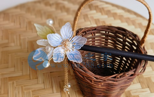 5月22日，家里干的手工活兼職，純手工加工項(xiàng)目，手工之家外發(fā)加工、成品銷售等都對(duì)外合作，圖為勵(lì)志珠珠繡串珠手工繡珠剪影
