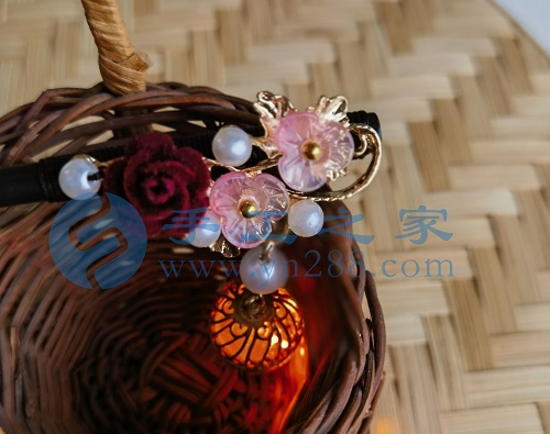 5月22日，家里干的手工活兼職，純手工加工項(xiàng)目，手工之家外發(fā)加工、成品銷售等都對(duì)外合作，圖為勵(lì)志珠珠繡串珠手工繡珠剪影