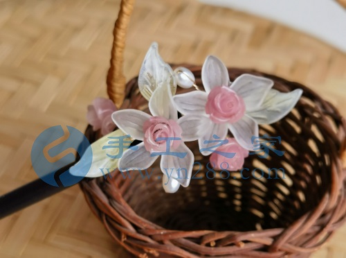 5月22日，家里干的手工活兼職，純手工加工項(xiàng)目，手工之家外發(fā)加工、成品銷售等都對(duì)外合作，圖為勵(lì)志珠珠繡串珠手工繡珠剪影