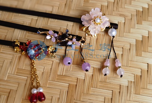 5月23日，外發(fā)手工領(lǐng)回家做，靈活就業(yè)手工項(xiàng)目，在家做手工掙錢，手工之家的手工項(xiàng)目適合農(nóng)村哪些人做，圖為勵(lì)志珠珠繡串珠手工產(chǎn)品剪影