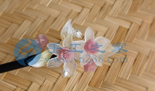 5月23日，外發(fā)手工領(lǐng)回家做，靈活就業(yè)手工項(xiàng)目，在家做手工掙錢，手工之家的手工項(xiàng)目適合農(nóng)村哪些人做，圖為勵(lì)志珠珠繡串珠手工產(chǎn)品剪影