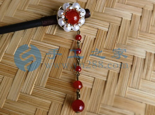 5月23日，外發(fā)手工領(lǐng)回家做，靈活就業(yè)手工項(xiàng)目，在家做手工掙錢，手工之家的手工項(xiàng)目適合農(nóng)村哪些人做，圖為勵(lì)志珠珠繡串珠手工產(chǎn)品剪影