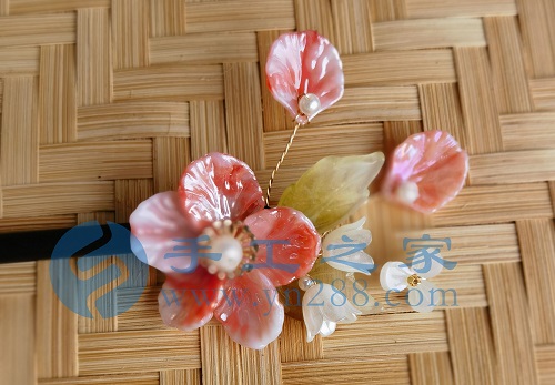 5月23日，外發(fā)手工領(lǐng)回家做，靈活就業(yè)手工項(xiàng)目，在家做手工掙錢，手工之家的手工項(xiàng)目適合農(nóng)村哪些人做，圖為勵(lì)志珠珠繡串珠手工產(chǎn)品剪影