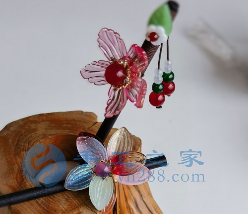5月24日，手工活外發(fā)加工正規(guī)廠家直接發(fā)貨，純手工串珠，手工之家手工項(xiàng)目，在城市做的優(yōu)勢(shì)很明顯，圖為勵(lì)志珠珠繡串珠手工產(chǎn)品剪影