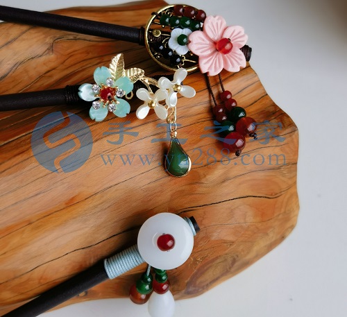 5月24日，手工活外發(fā)加工正規(guī)廠家直接發(fā)貨，純手工串珠，手工之家手工項(xiàng)目，在城市做的優(yōu)勢(shì)很明顯，圖為勵(lì)志珠珠繡串珠手工產(chǎn)品剪影