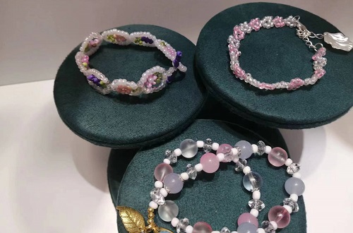 5月29日，外發(fā)加工接單平臺，靈活就業(yè)手工飾品廠項目，月底了，手工之家手工好，才有更好的合作和收入，圖為勵志珠珠繡串珠手工產品剪影