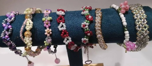 5月30日，手工活外發(fā)加工網(wǎng)，靈活就業(yè)好項目，傳承傳統(tǒng)手工，手工之家的外發(fā)手工項目如何，圖為勵志珠珠繡串珠手工產(chǎn)品剪影