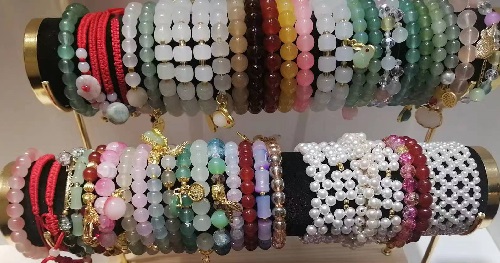 5月30日，手工活外發(fā)加工網(wǎng)，靈活就業(yè)好項目，傳承傳統(tǒng)手工，手工之家的外發(fā)手工項目如何，圖為勵志珠珠繡串珠手工產(chǎn)品剪影
