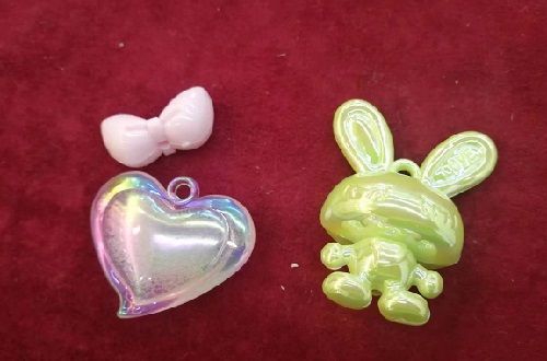 6月2日，在家里就能賺錢的工作，正規(guī)手工項(xiàng)目，靈活就業(yè)好選擇，手工之家手工事業(yè)發(fā)展離不開銷售體系，圖為勵志珠珠繡串珠手工材料剪影