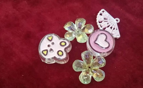 6月2日，在家里就能賺錢的工作，正規(guī)手工項(xiàng)目，靈活就業(yè)好選擇，手工之家手工事業(yè)發(fā)展離不開銷售體系，圖為勵志珠珠繡串珠手工材料剪影