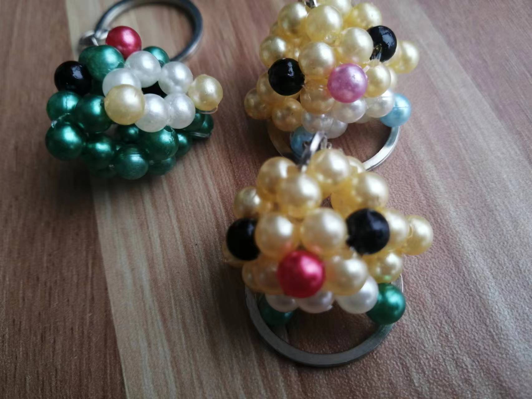 6月10日，手工活外發(fā)加工網(wǎng)，在家做串珠手工掙錢，在手工之家,這幾點決定了成品銷售做的好,圖為勵志珠珠繡串珠手工產(chǎn)品剪影