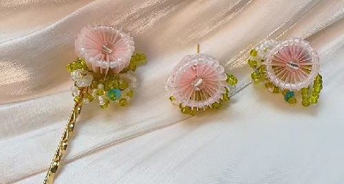 6月13日，外發(fā)加工接單，開(kāi)飾品加工廠，正規(guī)廠家的手工，手工之家的手工實(shí)力因?yàn)槭冀K綜合發(fā)展，圖為勵(lì)志珠珠繡串珠手工產(chǎn)品剪影