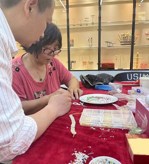 山東69歲崔大媽來手工之家考察學(xué)習(xí)合作，為什么做的比很多人都要強(qiáng)