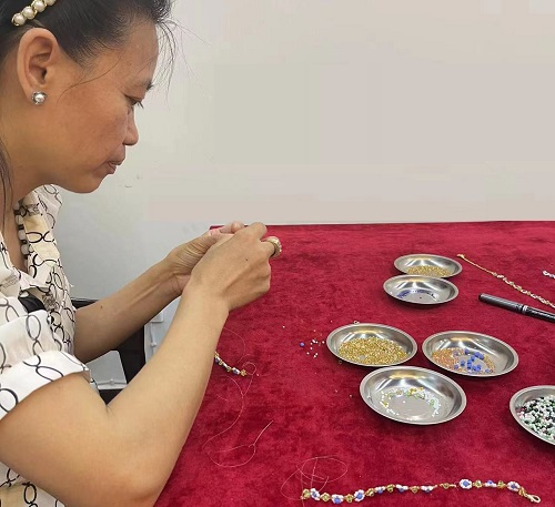 山東69歲崔大媽來手工之家考察學(xué)習(xí)合作，為什么做的比很多人都要強(qiáng)