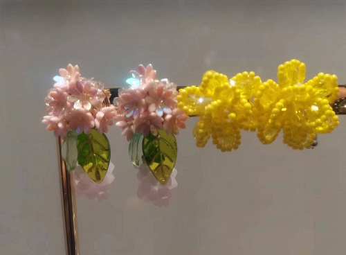 6月18日，外發(fā)手工領(lǐng)回家做，開(kāi)飾品加工廠，在家做手工掙錢(qián)，在手工之家做好手工項(xiàng)目需要這樣做，圖為勵(lì)志珠珠繡串珠手工產(chǎn)品剪影