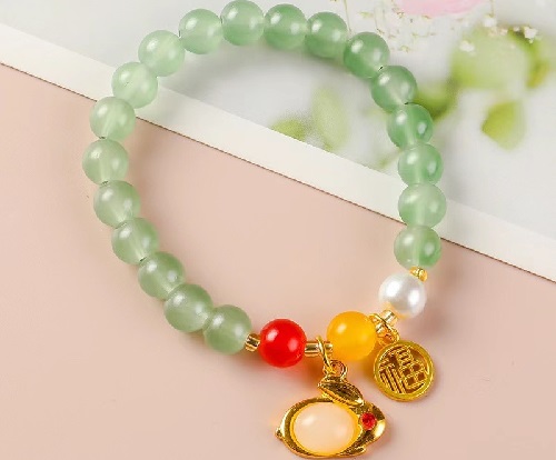 6月19日，手工活外發(fā)一手貨源，開飾品加工廠，居家副業(yè)掙錢，手工之家的純手工產(chǎn)品讓人喜歡，圖為勵(lì)志珠珠繡串珠手工產(chǎn)品剪影