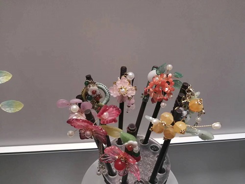 6月21日，手工活拿回家做在哪里找，靈活就業(yè)創(chuàng)業(yè)，開飾品加工廠，選擇手工之家，這個手工項(xiàng)目自由靈活，圖為勵志珠珠繡串珠手工產(chǎn)品剪影