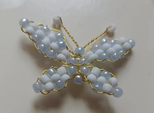 6月27日，外發(fā)手工活正規(guī)平臺(tái)，開飾品加工廠，在家做手工掙錢，選手工之家和手工項(xiàng)目，因?yàn)檎鎸?shí)，圖為加工人員做好的珠繡串珠手工產(chǎn)品剪影