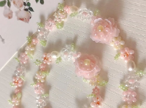 7月11日，外發(fā)手工活正規(guī)平臺，手工靈活就業(yè)創(chuàng)業(yè)，開飾品加工廠，在手工之家,選擇了就要信任和認真，圖為串珠米珠繡手工產(chǎn)品剪影