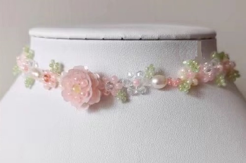 7月11日，外發(fā)手工活正規(guī)平臺，手工靈活就業(yè)創(chuàng)業(yè)，開飾品加工廠，在手工之家,選擇了就要信任和認真，圖為串珠米珠繡手工產(chǎn)品剪影