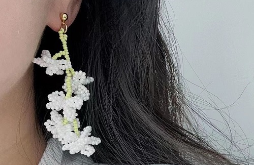 7月16日，手工活外發(fā)一手貨源，開飾品加工廠，居家靈活就業(yè)創(chuàng)業(yè)好選擇，與手工之家合作，遠近不是問題，圖為串珠米珠繡手工產(chǎn)品剪影