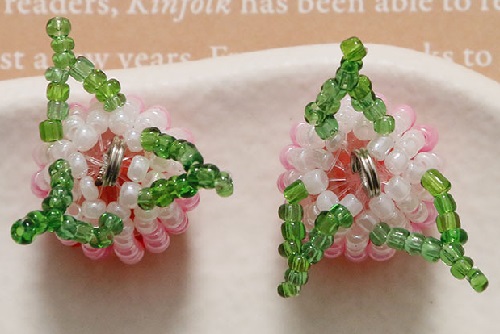 7月17日，手工活兼職可帶回家，帶回家做的手工副業(yè)，在家開(kāi)飾品加工廠掙錢(qián)，在手工之家，移動(dòng)潮品店是銷售新方式，圖為串珠米珠繡手工產(chǎn)品剪影