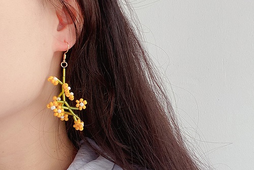 7月19日，可在家做的兼職手工活，想接正規(guī)廠家的手工項(xiàng)目，開飾品加工廠，放心在家做手工副業(yè)，與手工之家合作，加工好的合格產(chǎn)品有兩條出路，圖為串珠米珠繡手工產(chǎn)品剪影