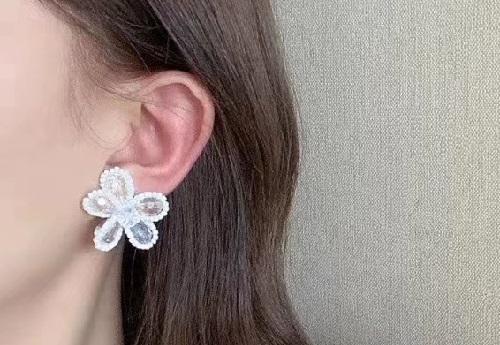7月23日，手工活兼職招聘信息，開(kāi)飾品加工廠，在家做手工副業(yè)靈活就業(yè)，在手工之家，這一方面沒(méi)有竅門(mén)，好好干才有好收獲，圖為串珠米珠繡手工產(chǎn)品剪影