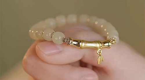 7月24日，手工活外發(fā)加工正規(guī)的廠家，開飾品加工廠，靈活就業(yè)項目，與手工之家合作，靈活自由，但態(tài)度不能放松，圖為串珠純手工產品剪影